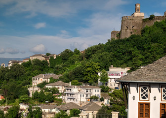 Gjirokastra, Albanien,Teil der Altstadt unterhalb der Festung.18097.jpg