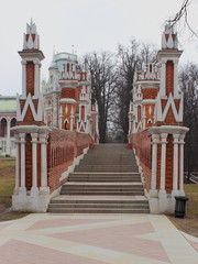 Obraz premium Moscow / Russia: Tsaritsyno Museum-reserve in spring - Shaped bridge, longitudinal view