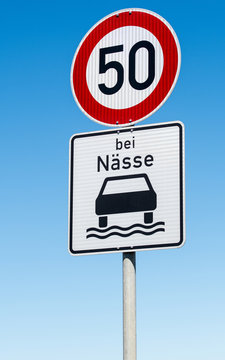 Verkehrszeichen, Tempolimit 50 bei N&auml;sse, Deutschland