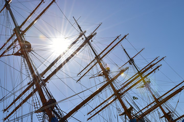 Scenery of the mast of the sailing boat anchoring in the port where it was fine which the sunlight lights up