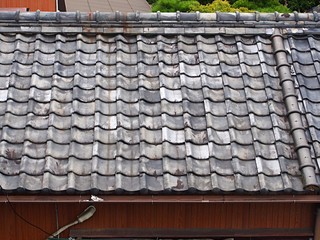 古い日本家屋の瓦屋根