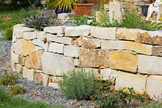 Sandsteinmauer als Biotop im Garten