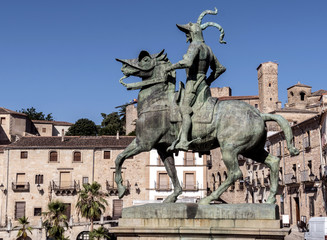 Obraz premium Equestrian statue of the conquistador Francisco Pizarro, the work of the American sculptor Charles Cary Rumsey, located on a granite pedestal in the main square of the city, Trujillo, Spain