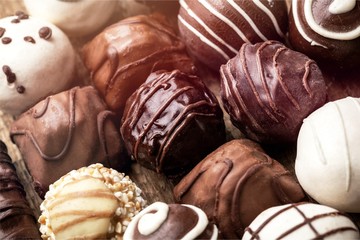 Dark, milk and white chocolate candies / pralines / truffles