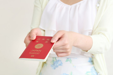 Fototapeta na wymiar パスポートを持つ女性