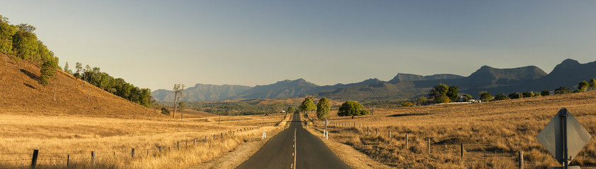 View of the dry countryside in Tarome, The Scenic Rim, Queensland. - obrazy, fototapety, plakaty