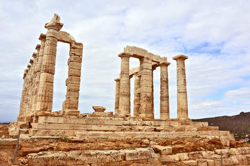 Fototapeta na wymiar Temple of Poseidon Greece with blue skye.