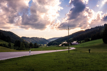 Straße in den Bergen im Sonnenuntergang