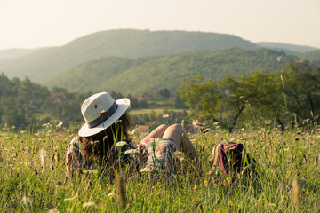 Obraz premium Traveler girl relaxing in fields.