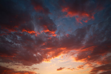 Naklejka premium Imponujący dramatyczny zachód słońca na tle przyrody wieczornego nieba