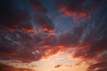 Papier Peint photo autocollant Ciel Impressive dramatic sunset on evening sky nature background