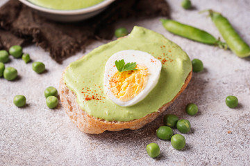 Bruschetta with green peas puree and egg