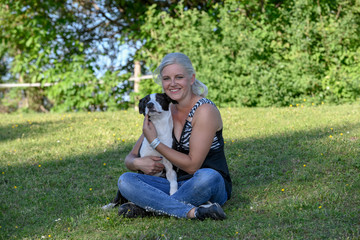 Fototapeta premium Frauchen mit Hund im Gras VI