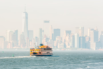 Naklejka premium Staten Island Ferry i Lower Manhattan Skyline, Nowy Jork, USA.