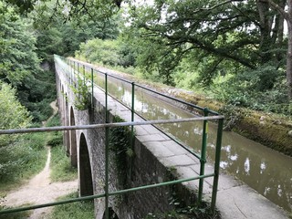 Aqueduc à Nort-sur-Erdre sur chemin de randonnée