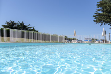 swimmingpool unter blauem sommerhimmel