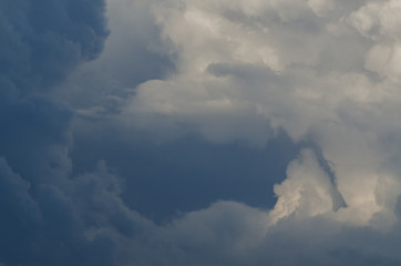 Obraz premium Beautiful cumulus clouds iand sunlight in a blue summer sky