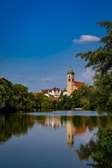 Fototapeta premium Der Turm der St. Laurentius-Kirche dominiert die Skyline von Nürtingen am Neckar (Blick von Westen)