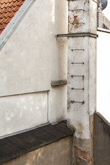 Schornstein an Mauer