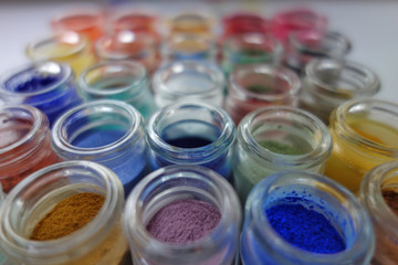 Farbige Pigmente in kleinen Glasfläschchen