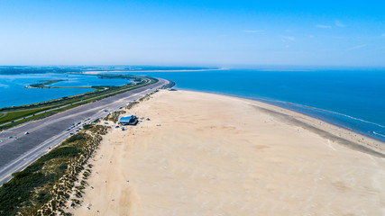 Fototapeta na wymiar Küstenaufnahme aus der Luft mit verlassenem Strand und Meer und Dünen aufgenommen mit der Drohne als Hintergrund