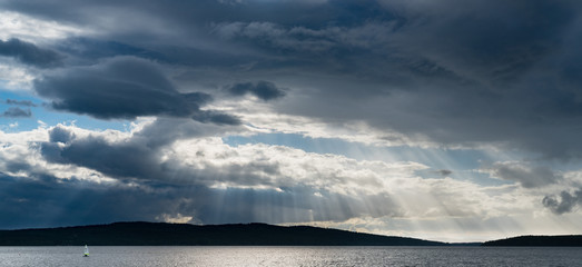Obraz premium Sailing under dark clouds