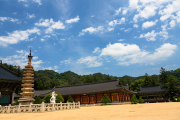 Naklejka premium Woljeongsa Temple of Odaesan Buddhism
