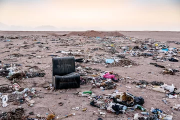  zwarte stoel en afval in de woestijn © Volodymyr Shevchuk
