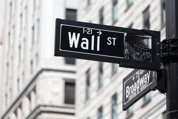 Naklejka premium Znak Wall St. Street na dolnym Manhattanie, Nowy Jork, USA.