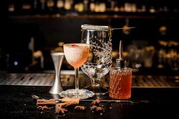 Raamstickers Elegant cocktailglas met lekkere en zoete zomercocktail versierd met bloem en poeder © fesenko