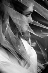 Black and white picture of beuatiful bride hidden under the veil