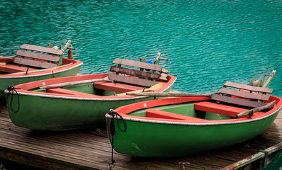 Fototapeta na wymiar Grüne Ruderboote am Walchensee, Bayern