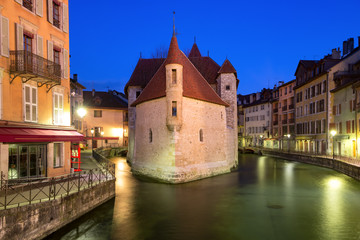 Fototapeta na wymiar The Palais de l'Isle and Thiou river during morning blue hour in old city of Annecy, Venice of the Alps, France