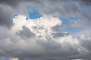 Obraz premium Rain cloud with a white cloud against a blue sky