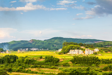 Obraz premium Pastoral villages under blue sky and white clouds