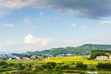 Obraz premium Pastoral villages under blue sky and white clouds