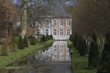 Vieux manoir dans un parc