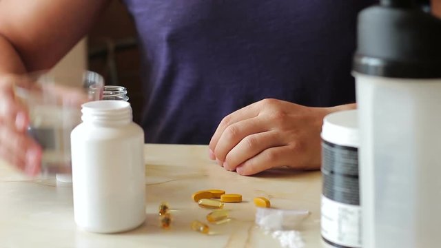 Bodybuilder using fish oil omega 3. Sports nutrition and fitness