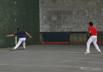Jugadores de pelota mano durante un partido