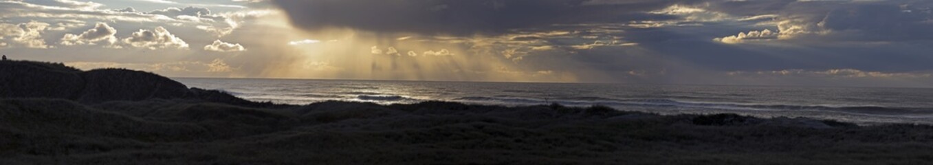 Panorama der untergehenden Sonne über der dänischen Nordseeküste