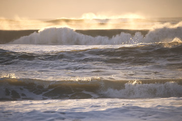 Meeresbrandung im Abendlicht
