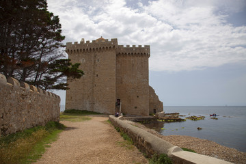 Fototapeta na wymiar Francia, Cannes,isola di Saint Honorat, il monastero fortificato di Lerino.