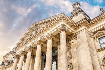 Fototapeta premium widok na słynny budynek Reichstagu lub Bundestagu, siedzibę niemieckiego parlamentu bez ludzi. Podróże i polityka w koncepcji Berlina