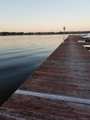 Obraz premium boats and yachts on the dock on the river at sunset