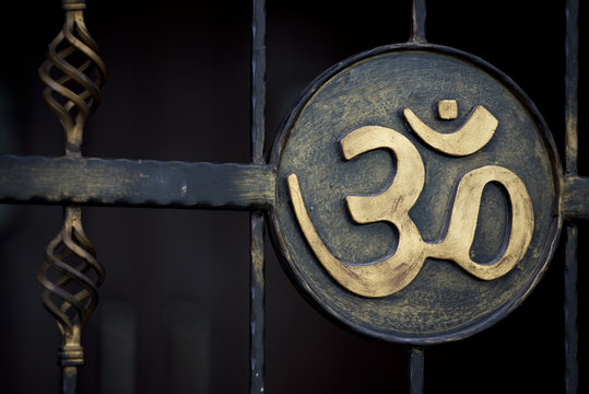 Om Zeichen auf einem metallernen Schild