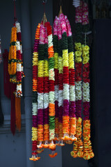 Indische Blumenketten für Verehrungsrituale im Hinduismus