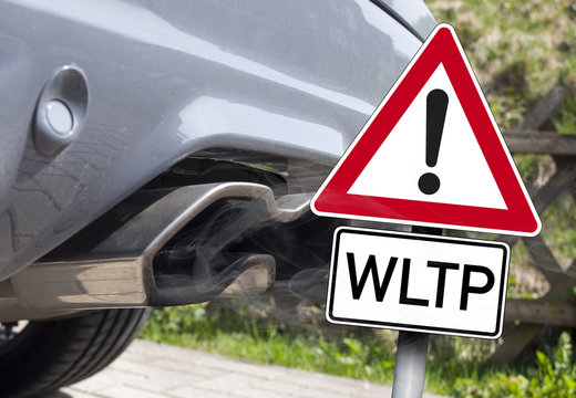 Auspuff mit Abgaswolke und EURO 6 Dieselverbot Fahrverbot WLTP