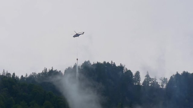 Löschhubschrauber bei Waldbrand-Einsatz
