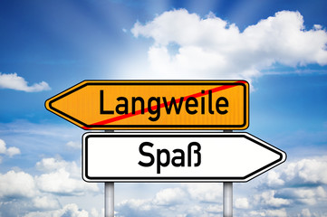 Schild mit Wegweiser und Langeweile und Spaß