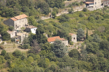 Fototapeta na wymiar Village de la Rouvierette dans les Cévennes, vue aérienne
